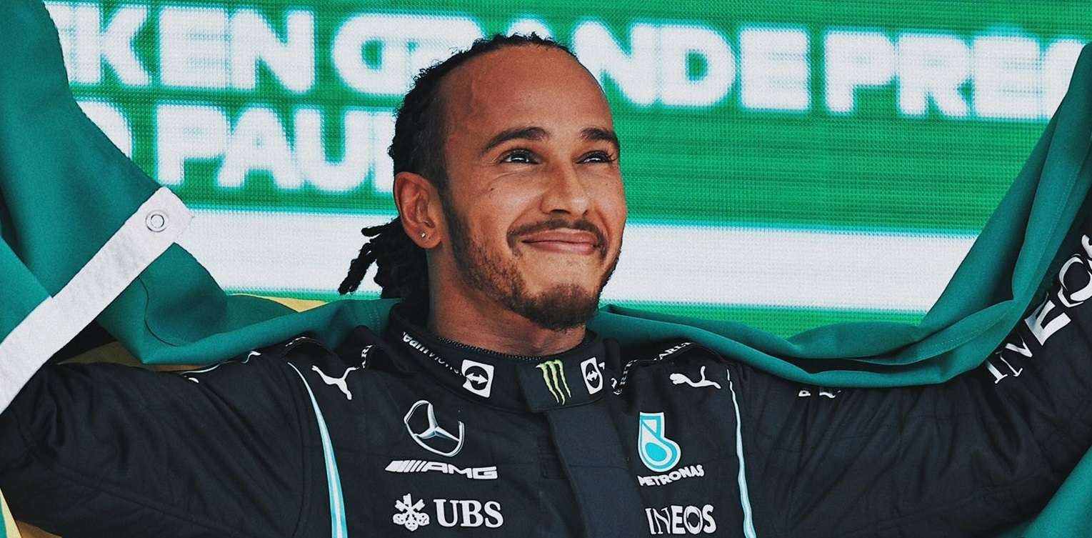 Lewis Hamilton tertarik untuk membeli Chelsea karena penggemarnya yang mencintai perbedaan. (Foto: Twitter/@LewisHamilton)