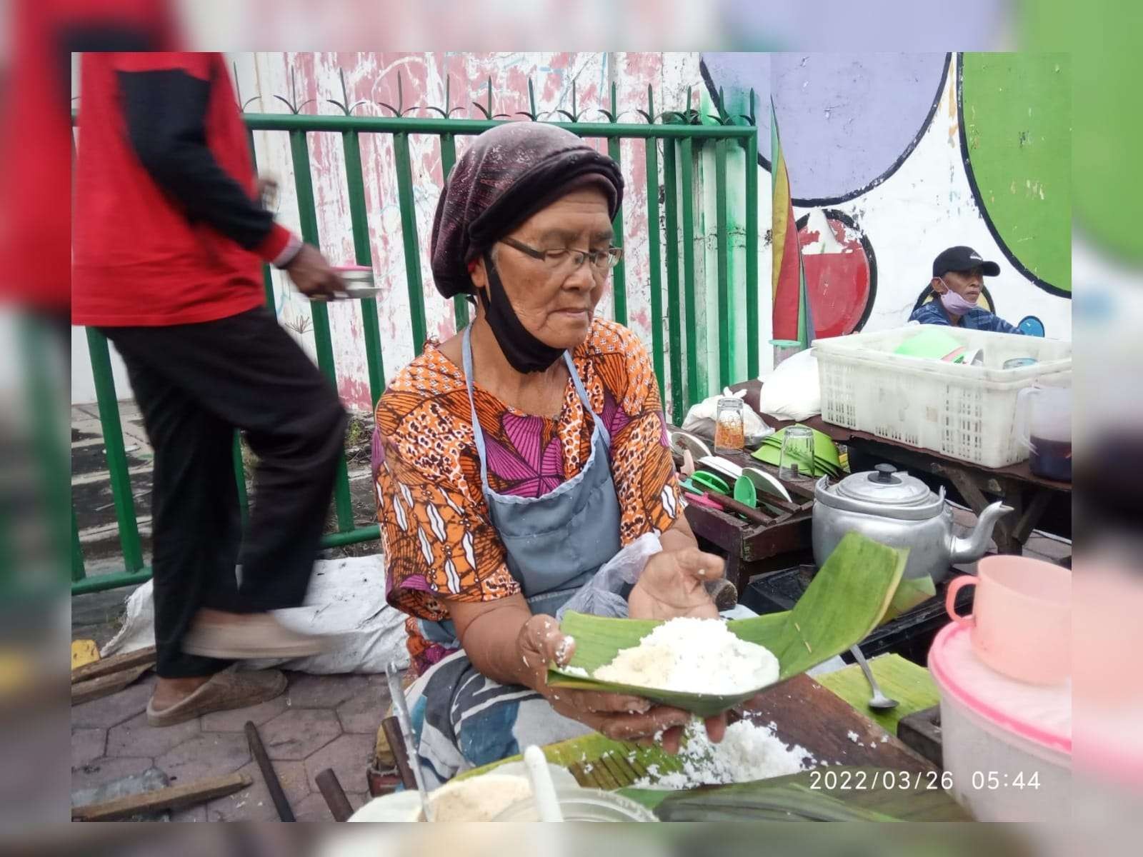 Kudapan srabeh Bojonegoro dicampur parutan kelapa dan ditabur bubuk kedelai.(Foto: Sujatmiko/Ngopibareng.id)