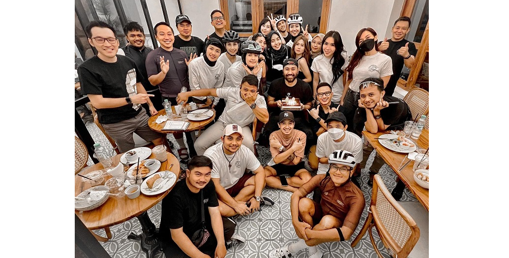 Suprise party untuk dokter Bambie sekaligus berbuka puasa dilakukan di Kafe Demier setelah bagi-bagi takjil. (Foto: Dok. CRS)