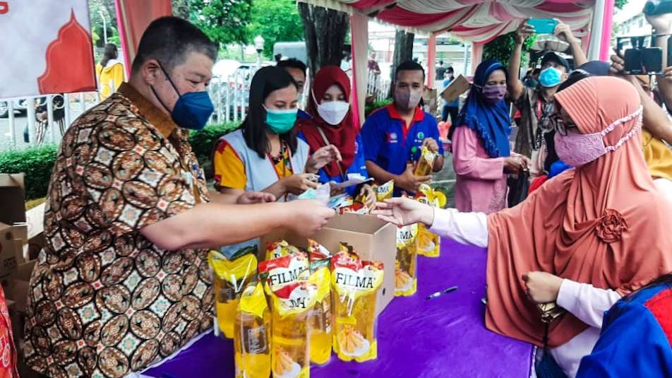 Bazar Ramadan minyak goreng murah diserbu emak-emak (Foto: Aini/Ngopibareng.id)