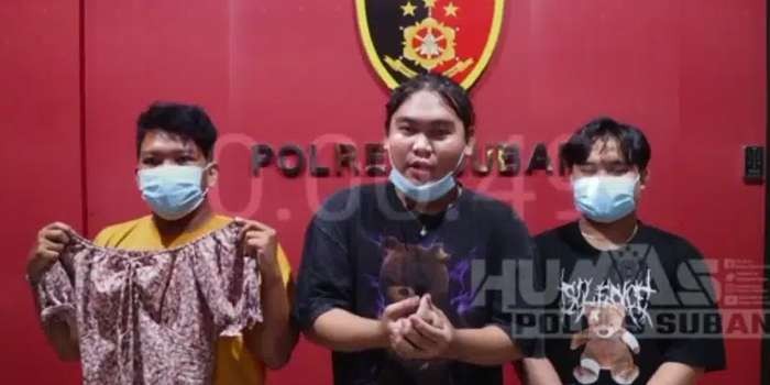 Rinaldi Agist alias Gisel KW (tengah) meminta maaf karena membuat heboh dengan aksi joget-joget di jendela kamar hotel. Ia membantah bugil, melainkan pakai daster. (Foto: Polres Subang)