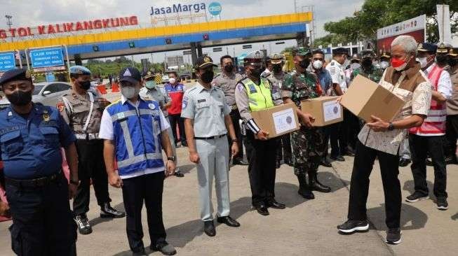 Gubernur Ganjar saat mendampingi Menteri Perhubungan dan Menko bidang Pembangunan SDM saat peninjauan Tol Kalikangkung, Sabtu, 23 April 2022. (Foto: Dok Jateng)