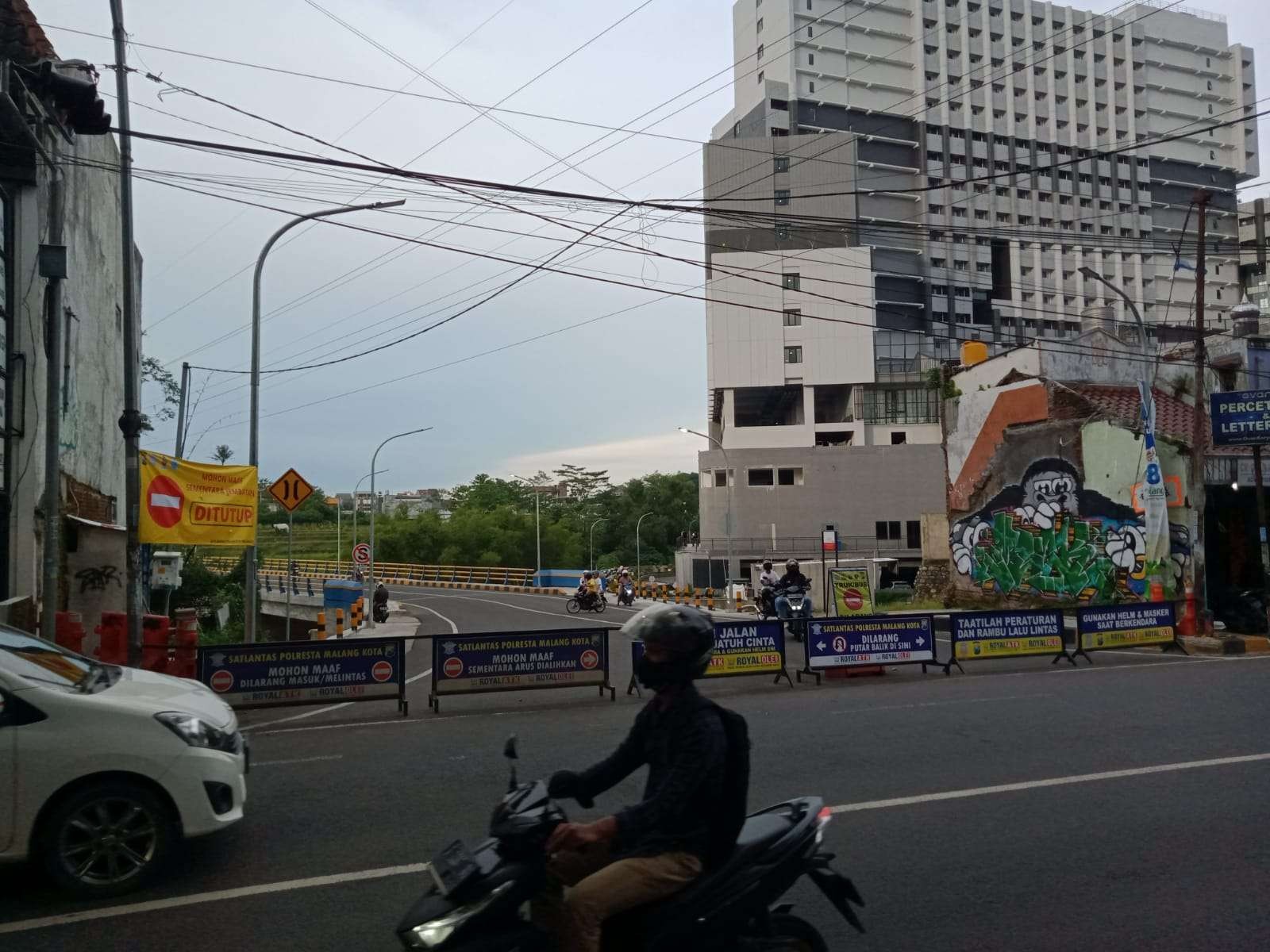 Jembatan Tunggulmas, Kota Malang yang ditutup sementara waktu (Foto: Lalu Theo/ngopibareng.id)