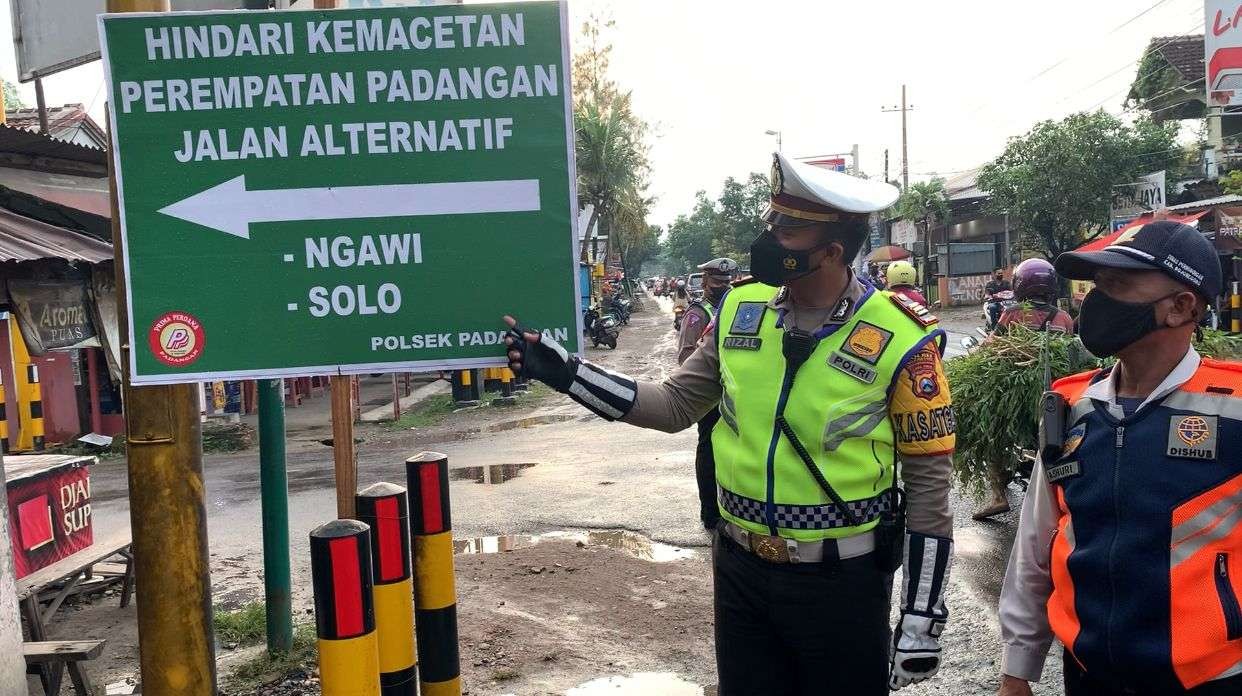 Kasat Lantas Polres Bojonegoro saat menggelar simulasi rekayasa lalu lintas, menyambut mudik Lebaran 2022. (Foto: Humas Polres Bojonegoro/ngopibareng.id)