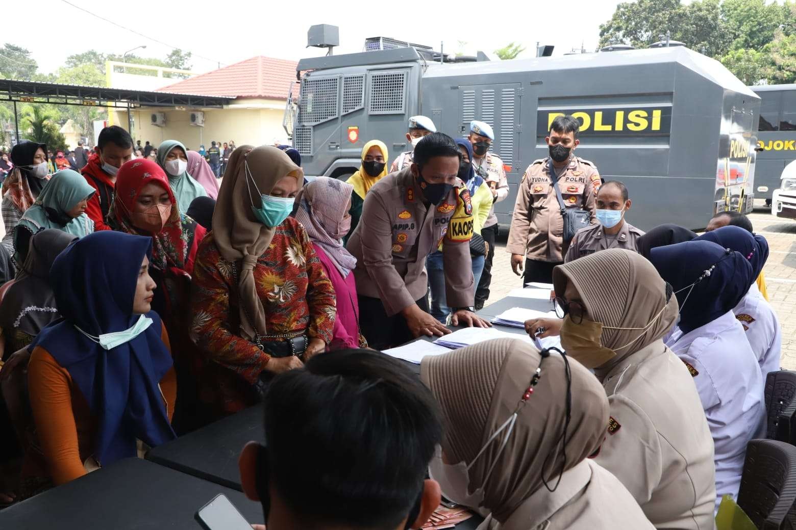 Ratusan warga berbondong-bondong mendatangi Polres Mojokerto. (Foto: Deni Lukmantara/Ngopibareng.id)