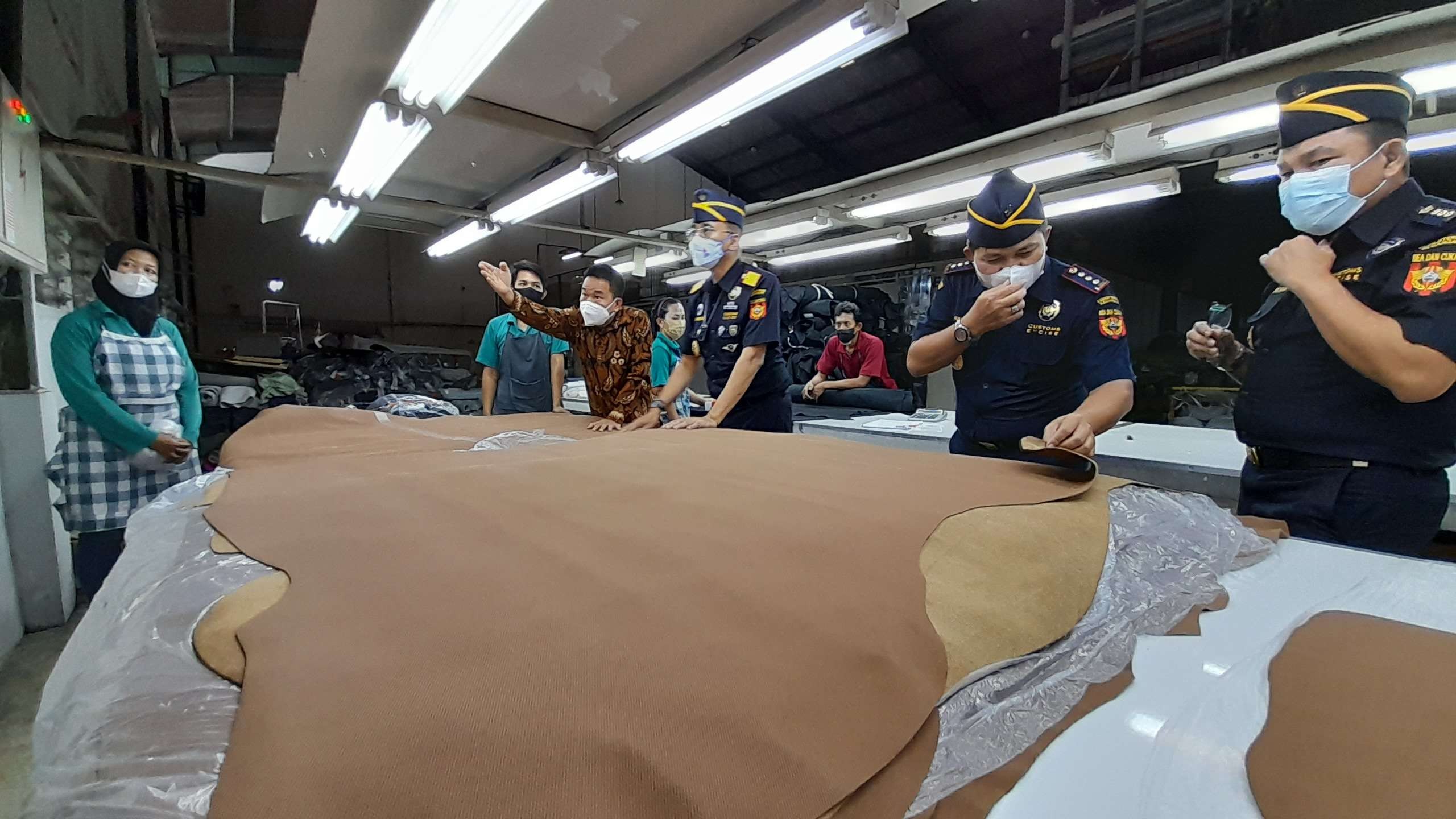 Kepala Kantor Wilayah DJBC Jawa Timur II Oentarto Wibowo didampingi Kepala KPPBC TMC Kediri Sunaryo saat melakukan kunjungan ke Kawasan Berikat PT Pei Hai IWI, Jumat 22 April 2022. (Foto: Mardiansyah Triraharjo/Ngopibareng.id)