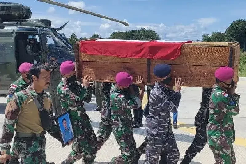 Evakuasi jenazah satu prajurit yang tewas ditembak KKB di Nduga, Papua. (Foto: Ant)