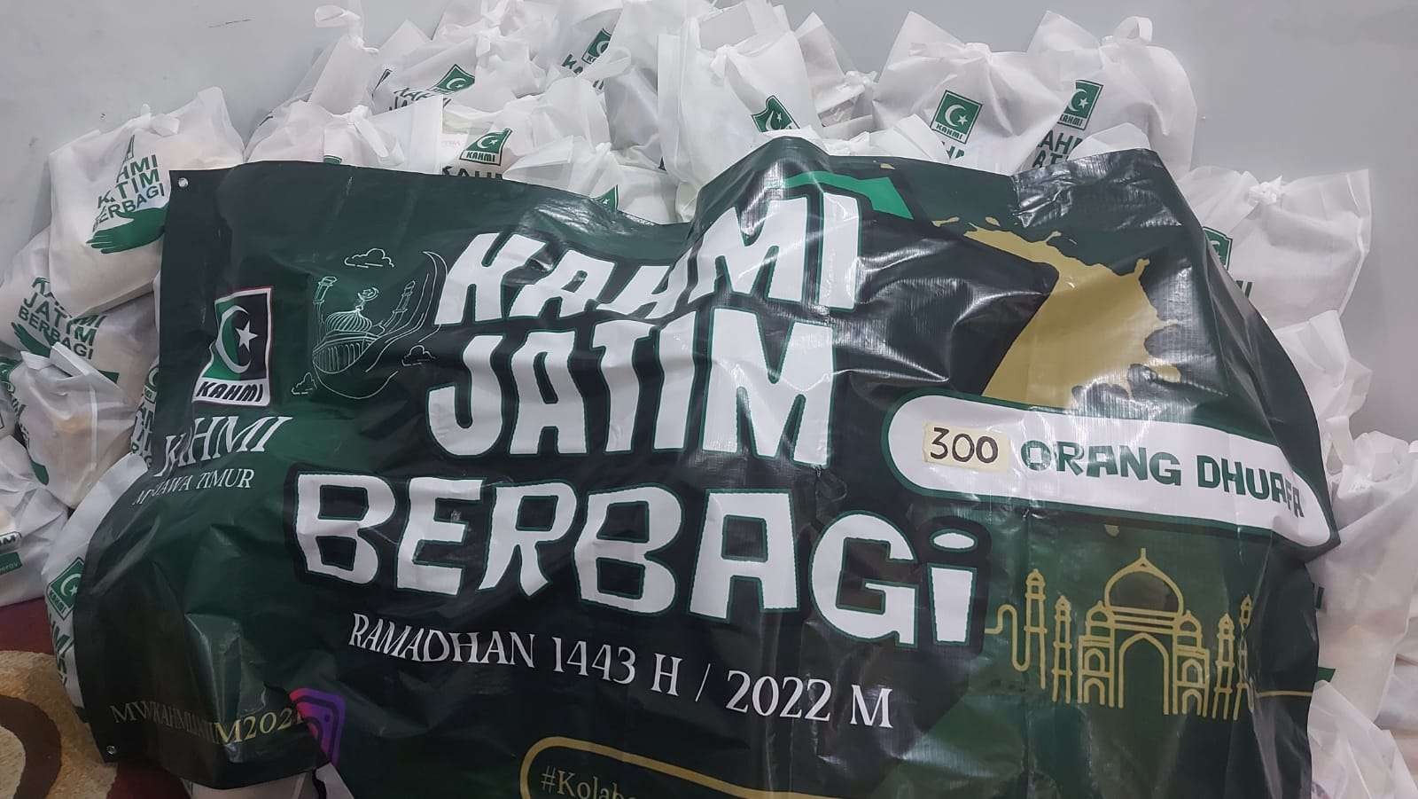 Majelis Wilayah KAHMI Jawa Timur mengadakan bagi-bagi sembako, Minggu 24 April 2022 dini hari. (Foto: Istimewa)