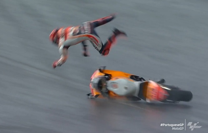 Marc Marquez jatuh di tikungan 8 Sirkuit Algarve, Portimao, Portugal, Sabtu 23 April 2022. (Foto: Twitter @motogp)