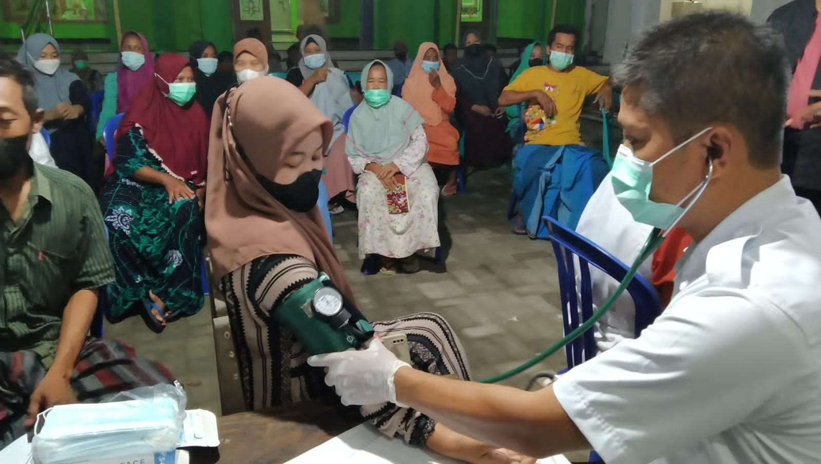 Petugas medis tengah memvaksin salah satu jamaah tarawih di sebuah Masjid di Kecamatan Sumberejo, Bojonegoro. (Foto: dok. Humas Polres Bojonegoro/Ngopibareng.id)