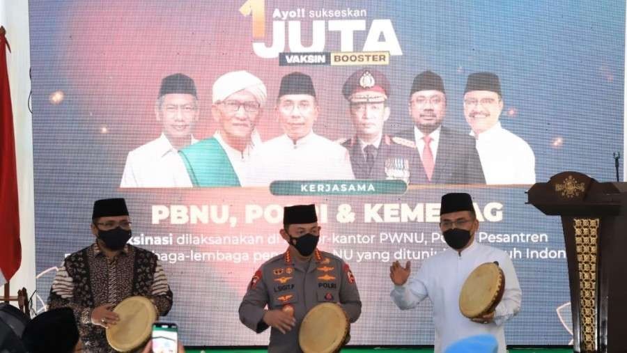 Menag bersama Kapolri dan Ketum PBNU meluncurkan Program 1 juta Vaksin Boster di Kantor PBNU Jakarta. (Foto: Kemenag)