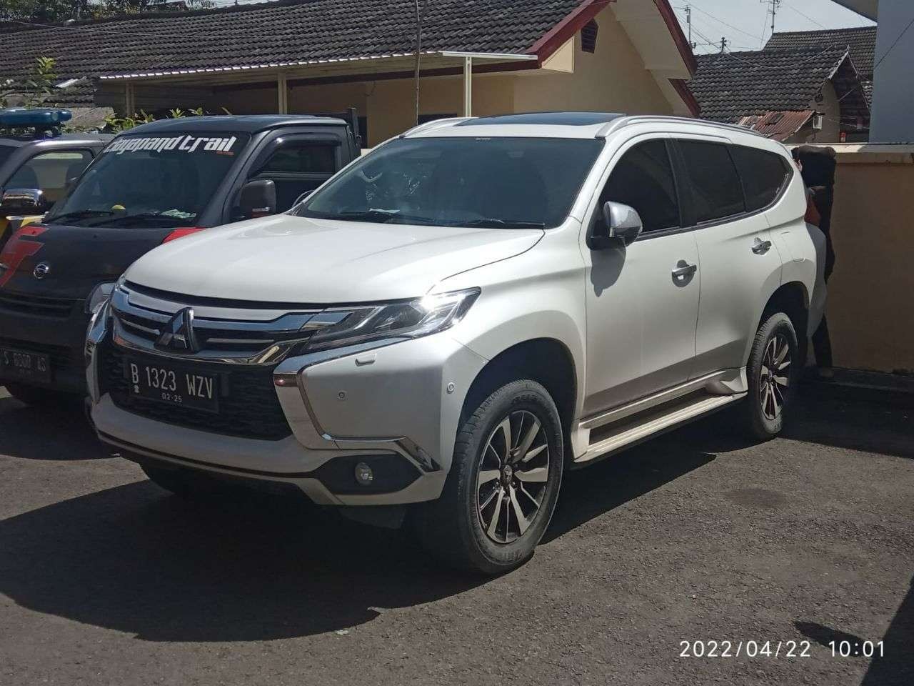 Mobil Bupati Bojonegoro yang dicuri, untuk sementara diparkir di Polres Bojonegoro untuk kepentingan penyidikan.(Foto: Sujatmiko/Ngopibareng.id)