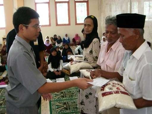 Zakat Fitrah diserahkan sebelum Salat Idul Fitri. (Foto: Istimewa)