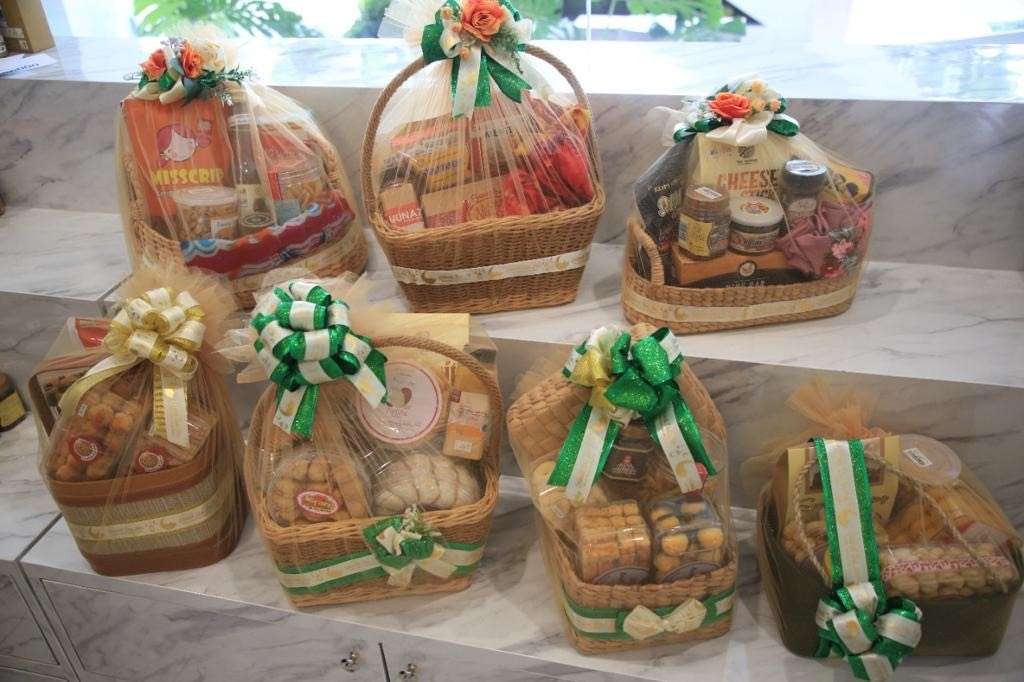 Berbagai macam hampers kue kering ditawarkan SKG Reborn Merr Surabaya. (Foto: Istimewa)