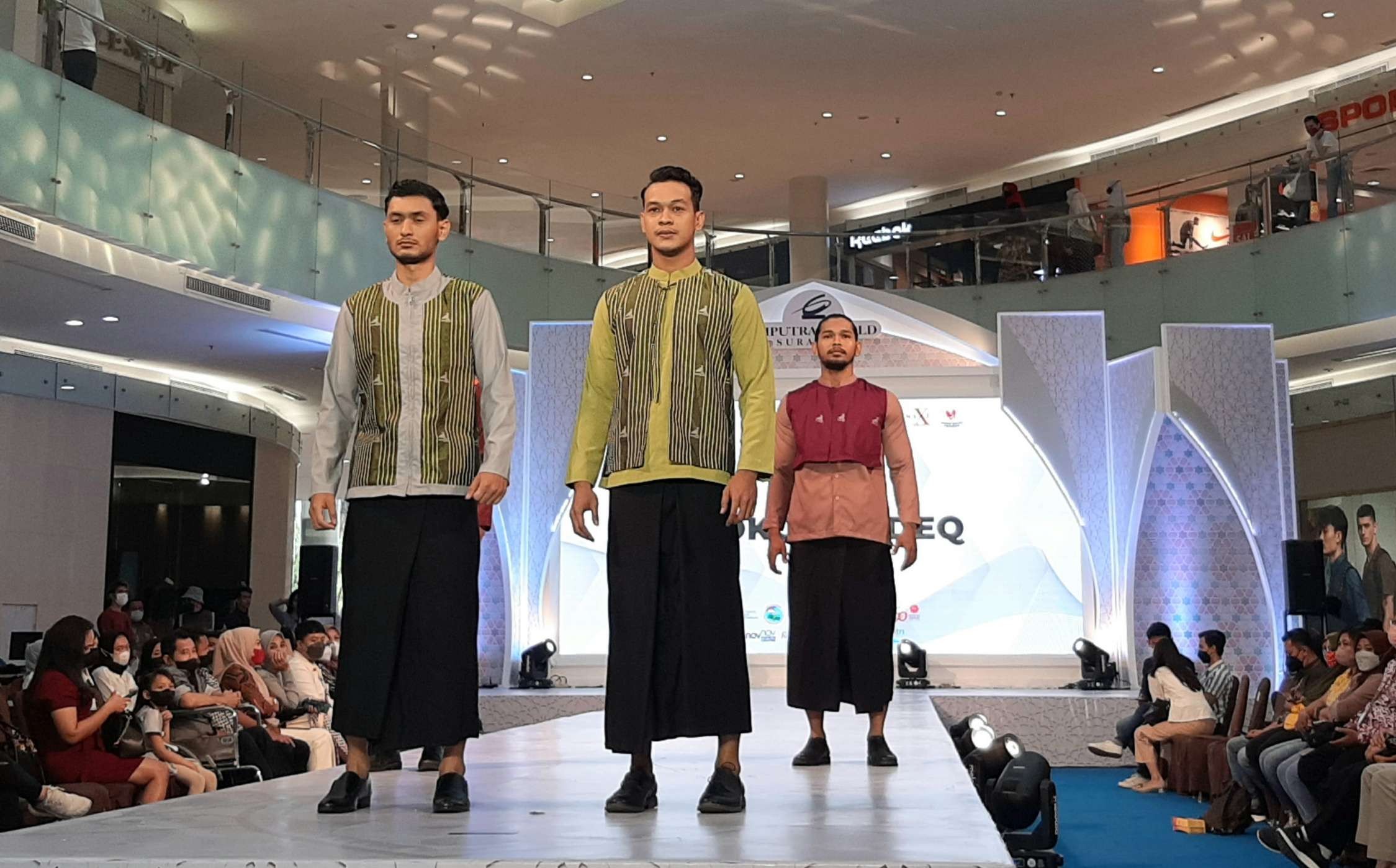 Busana muslim pria dengan tenun sandeq yang didesain Nano untuk momen lebaran. (Foto: Pita Sari/Ngopibareng.id)