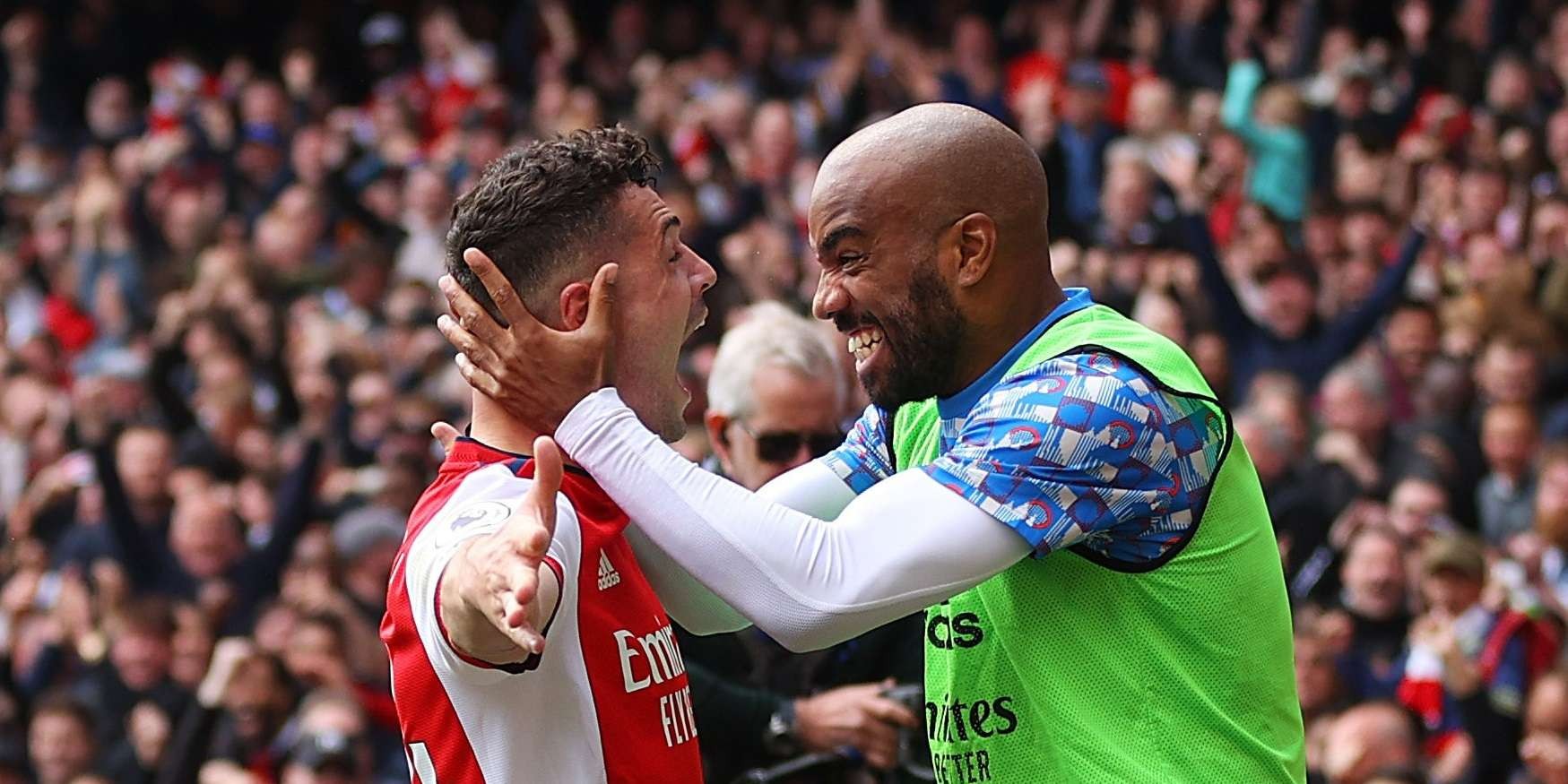 Granit Xhaka dan Alexandre Lacazette melakukan selebrasi usai gol ketiga Arsenal tercipta. (Foto: Twitter/@Arsenal)