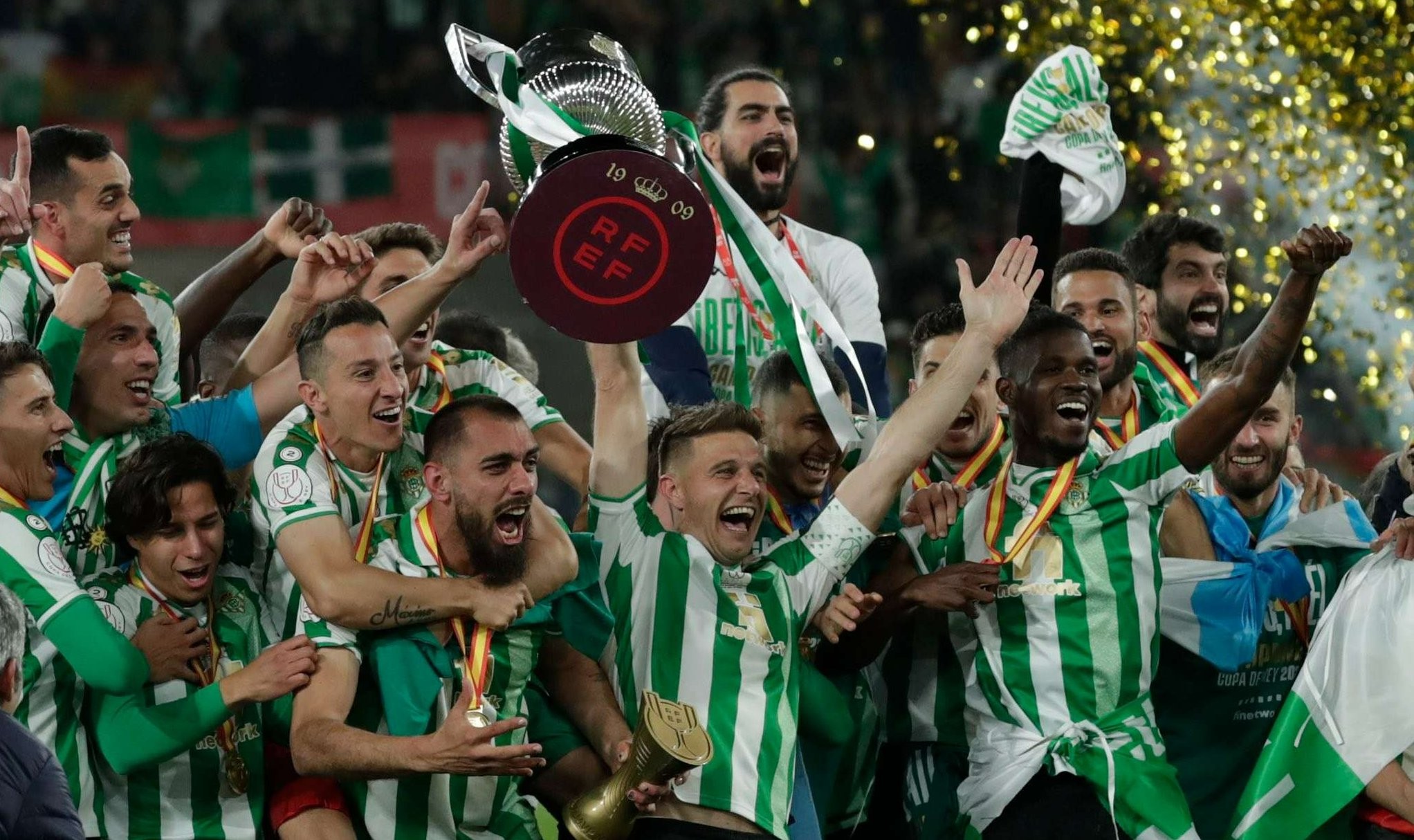 Para pemain Real Betis melakukan selebrasi juara Copa del Rey di podium tertinggi usai mengalahkan Valencia di final, Minggu 24 April 2022. (Foto: Twitter/@RealBetis)