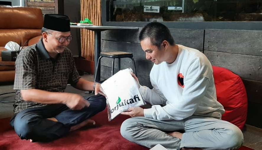 Ketua Umum Forum Jurnalis Wakaf Indonesia (Forjukafi), Wahyu Muryadi bersama Baim Wong. (Foto: Istimewa)