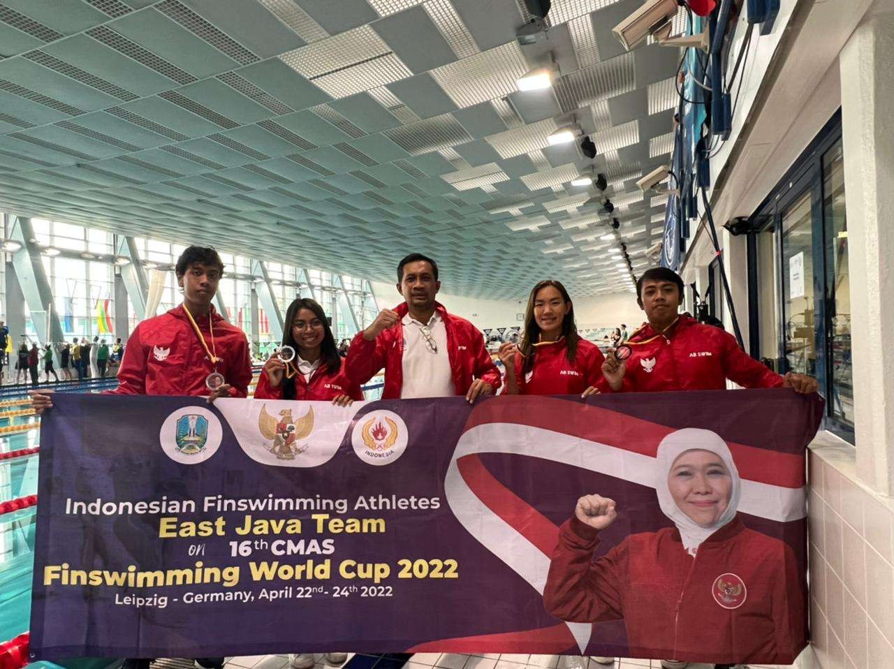 Ketua POSSI Jatim, Mirza Muttaqien (tengah) bersama para atlet Jatim peraih medali di ajang Kejuaraan Dunia Finswimming 2022 di Leipzig, Jerman, Minggu 24 April 2022. (Foto: Istimewa)