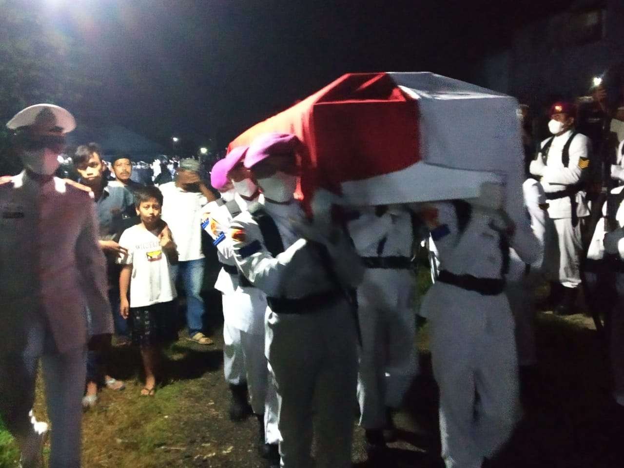 Prosesi pemakaman Praka Dwi Miftakhul Ahyar di Kelurahan/Kecamatan Babat, Lamongan. (Foto: Imron Rosidi/Ngopibareng.id)