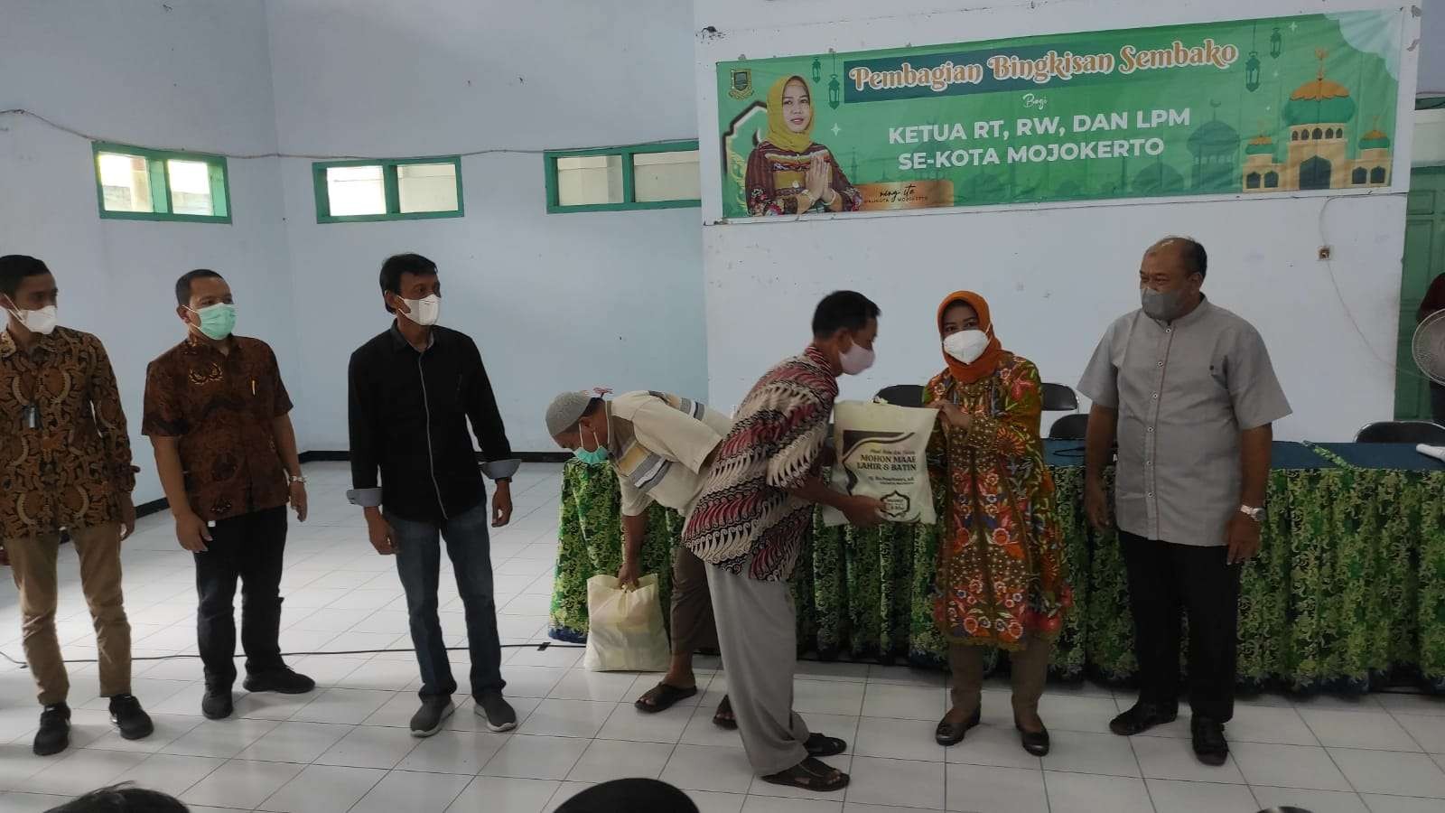 Wali Kota Mojokerto bagikan bingkisan kepada ketua RT/RW.(Deni Lukmantara/Ngopibareng)