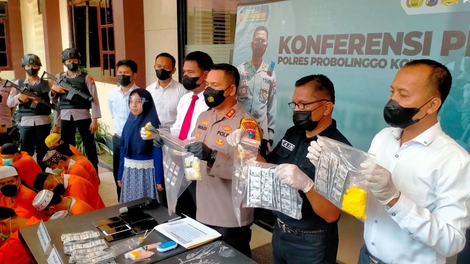 Polresta Probolinggo menangkap 28 tersangka narkotika dan pil koplo selama Januari-April 2022. (Foto: Ikhsan Mahmudi/Ngopibareng.id)