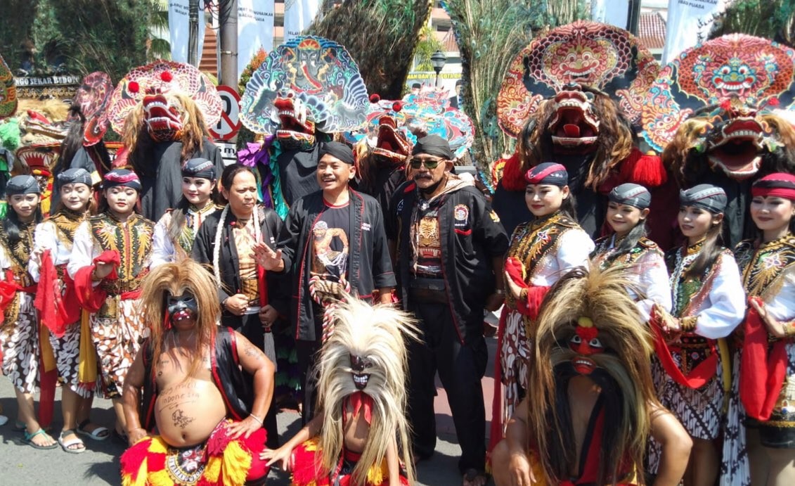 Pelaku seni Reog Ponorogo gerudug kantor DPRD Jawa Timur di Surabaya. (Foto: Andhi Dwi/Ngopibareng.id)