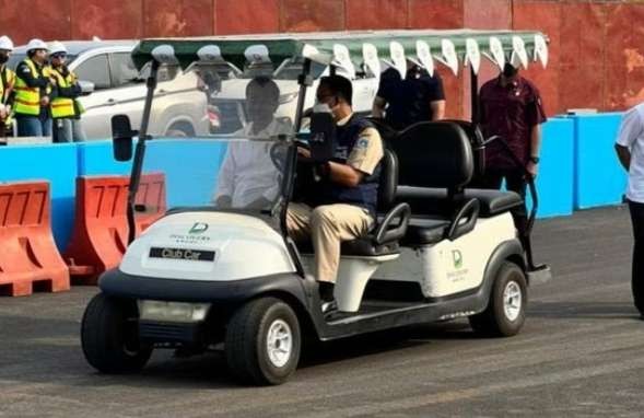 Gubernur Anies Baswedan mengemudikan mobil golf (buggy car) bersama Presiden Jokowi. (Foto: Setpres)