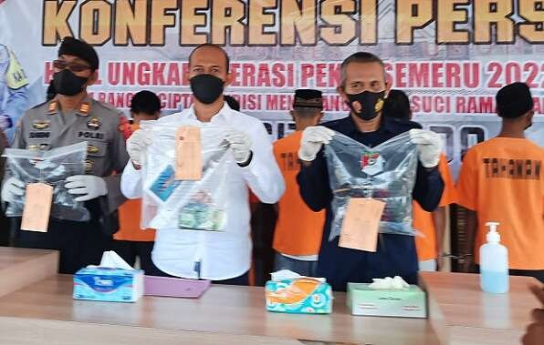 Kasat Reskrim Polres Situbondo AKP Dhedi Ardi dan Kasi Humas Polres, Iptu Achmad Sutrisno menunjukkan pengungkapan kasus kriminal tiga minggu Ramadan 2022. (Foto: Humas Polres Situbondo)