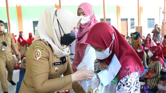 Bupati Mojokerto, Ikfina Fahmawati turut berbagi kebahagiaan dengan anak yatim piatu dan dhuafa melalui agenda yang digelar Himpunan Pendidik dan Tenaga Pendidik Anak Usia Dini (Himpaudi) Kabupaten Mojokerto, Senin 25 April 2022.(Foto: Diskominfo Kabupaten Mojokerto)