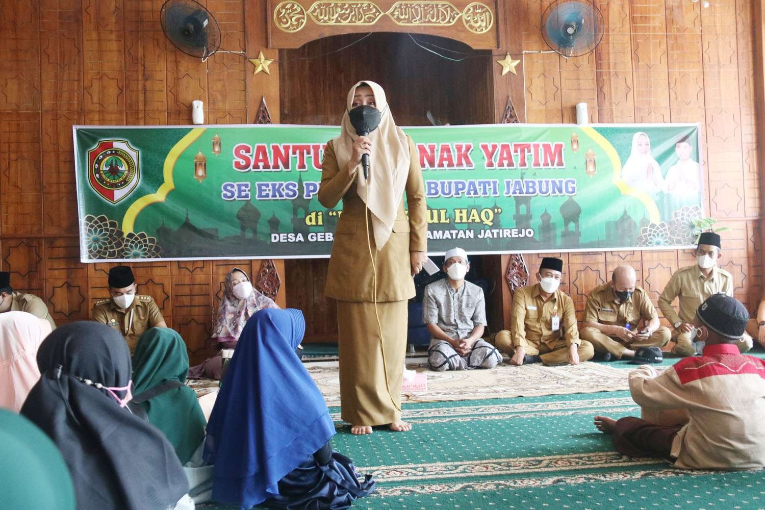 Bupati Mojokerto, Ikfina Fahmawati saat memberikan sambutan dan disusul penyerahan secara langsung santunan anak yatim di Lembaga Kesejahteraan Sosial Anak (LKSA) Ismul Haq, Desa Gebangsari, Kecamatan Jatirejo, Kabupaten Mojokerto, Senin 25 April 2022 siang. (Foto: Diskominfo Kabupaten Mojokerto)