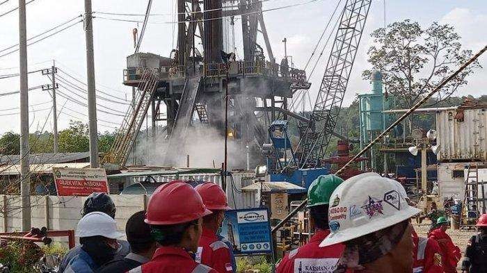 Semburan lumpur panas terjadi di rig pengeboran panas bumi milik PT Sorik Marapi Geothermal Power (SMGP) di Desa Sibanggor Julu, Kabupaten Mandailing Natal (Madina). (Foto: Ant)