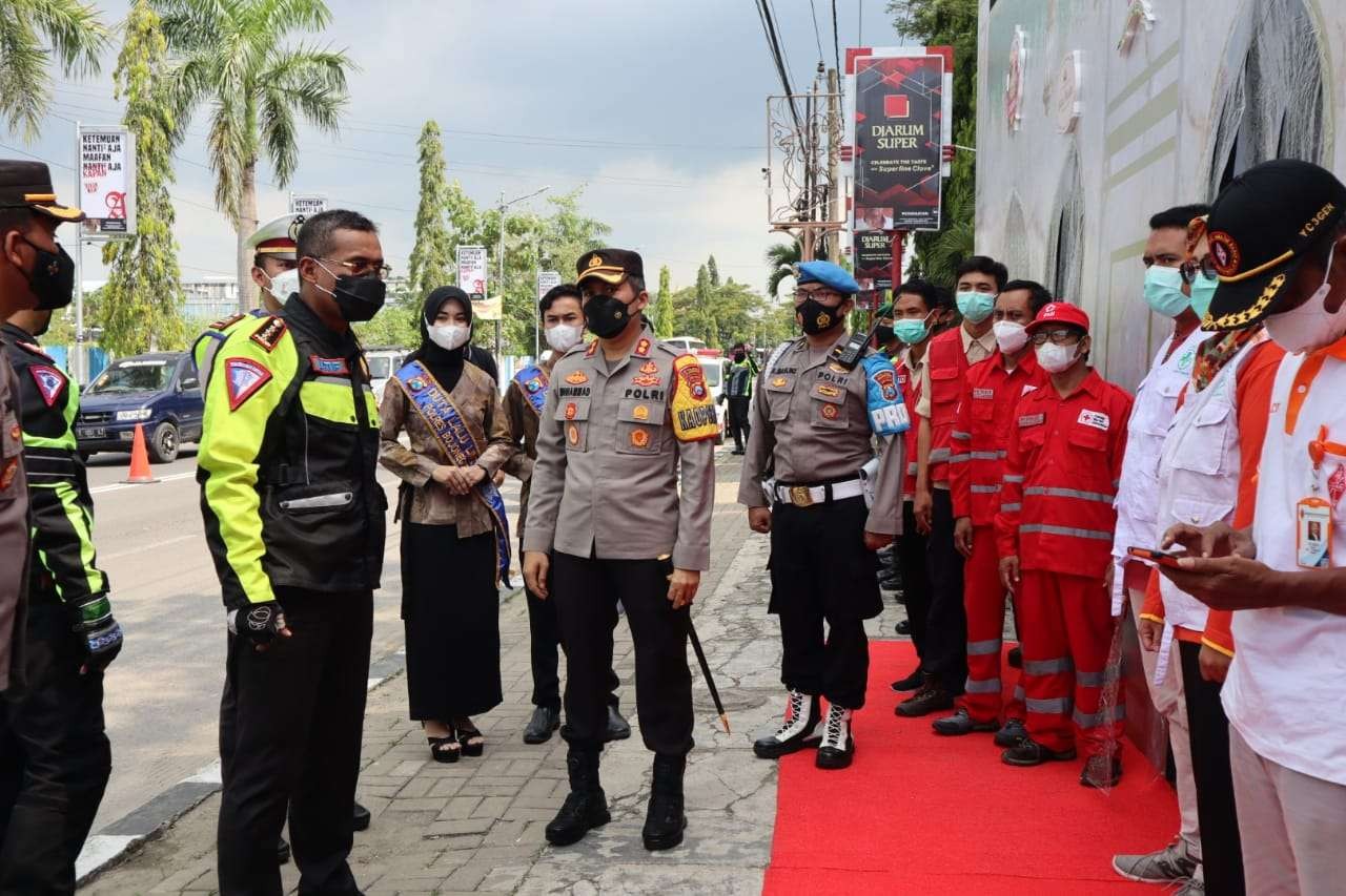 Direktur Dirlantas Polda Jatim Kombes Abdul Latif bersama Kapolres Bojonegoro AKBP Muhammad kunjungi  Pos Pelayanan Operasi Ketupat Semeru 2022 di Terminal Bojonegoro. (Foto: Polres Bojonegoro)