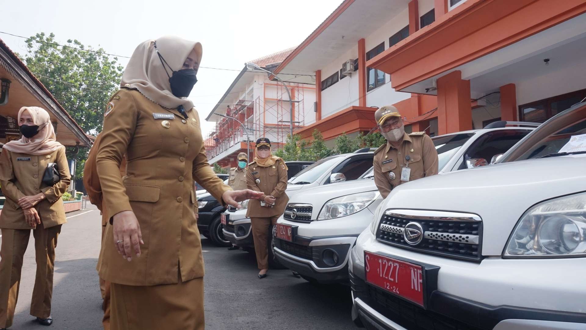 Bupati Mojokerto Cek Kendaraan dinas ASN. (Foto: Deni Lukmantara/Ngopibareng.id)