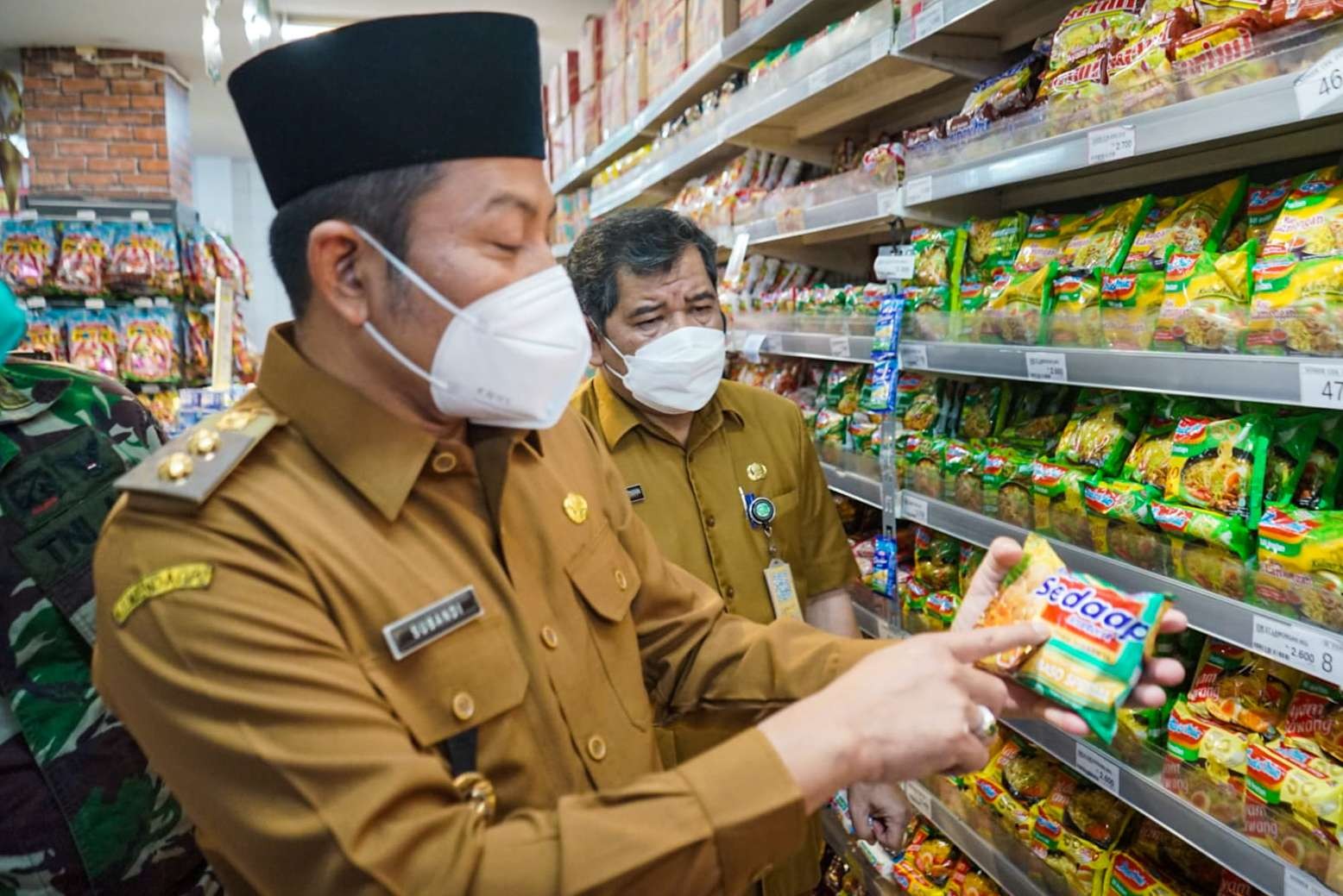 Wakil Bupati Sidoarjo H. Subandi bersama Kadinkes saat sidak mamin di supermarket. (Foto: Aini Arifin/Ngopibareng.id)