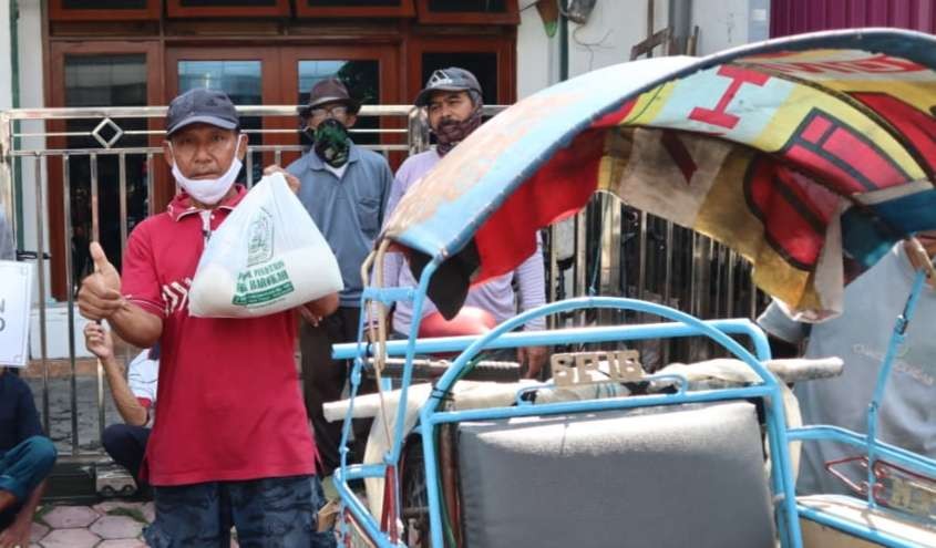 Pondok pesantren LDII Wali Barokah Kediri bagikan paket sembako untuk warga sekitar. (Foto: Istimewa)