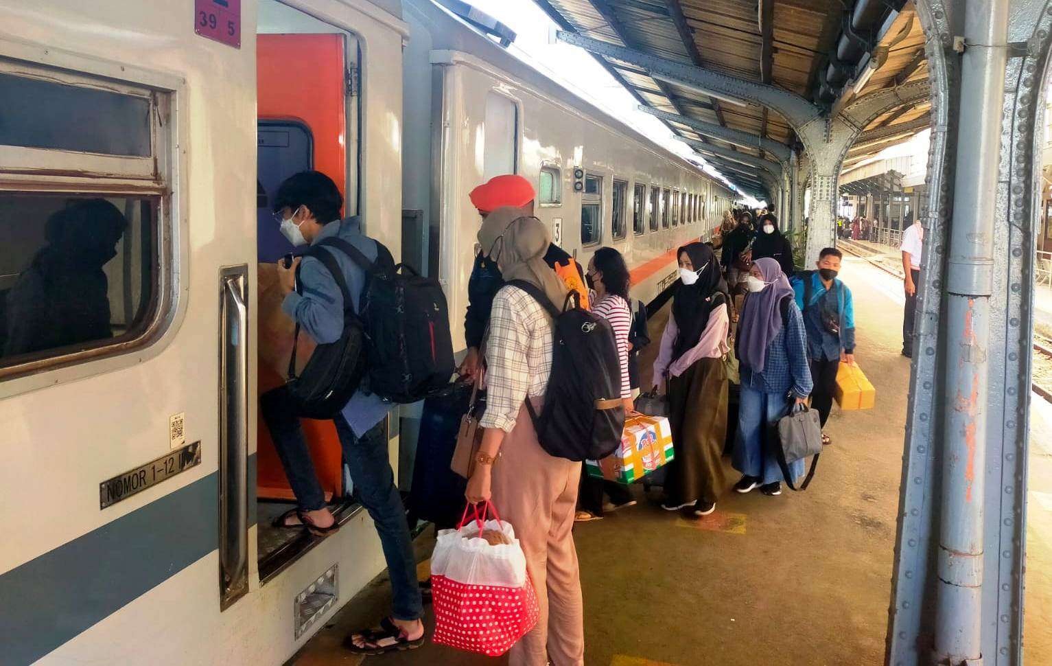 Sejumlah penumpang sedang naik ke dalam Kereta Api (Foto: Istimewa)