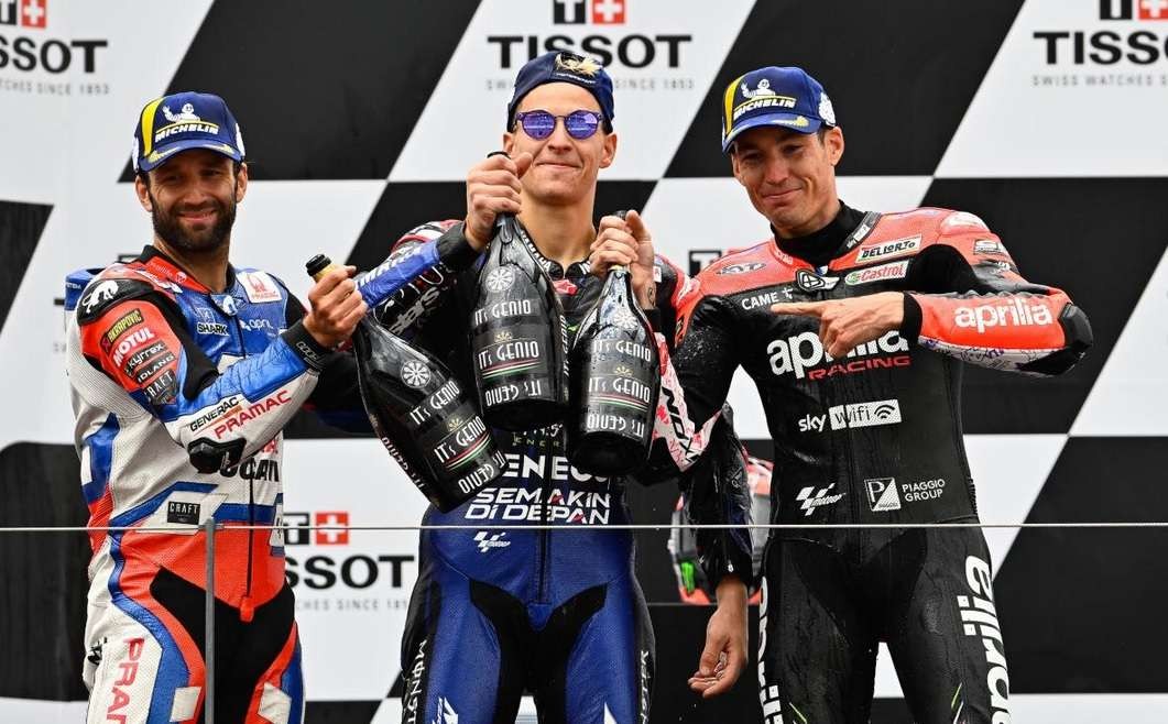 Fabio Quaratararo (tengah) bersama Johann Zarco (kiri) dan Aleix Espargaro (kanan) mengisi podium juar MotoGP seri 5 Portugal