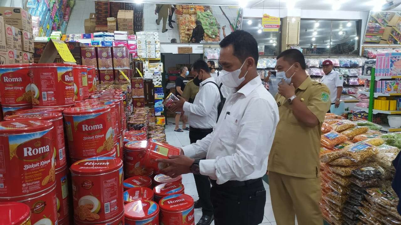 Sidak produk makanan dan minuman (mamin) kadaluwarsa dari tim gabungan Pemkab dan Polres Pasuruan, Jawa Timur. (Foto: Istimewa)