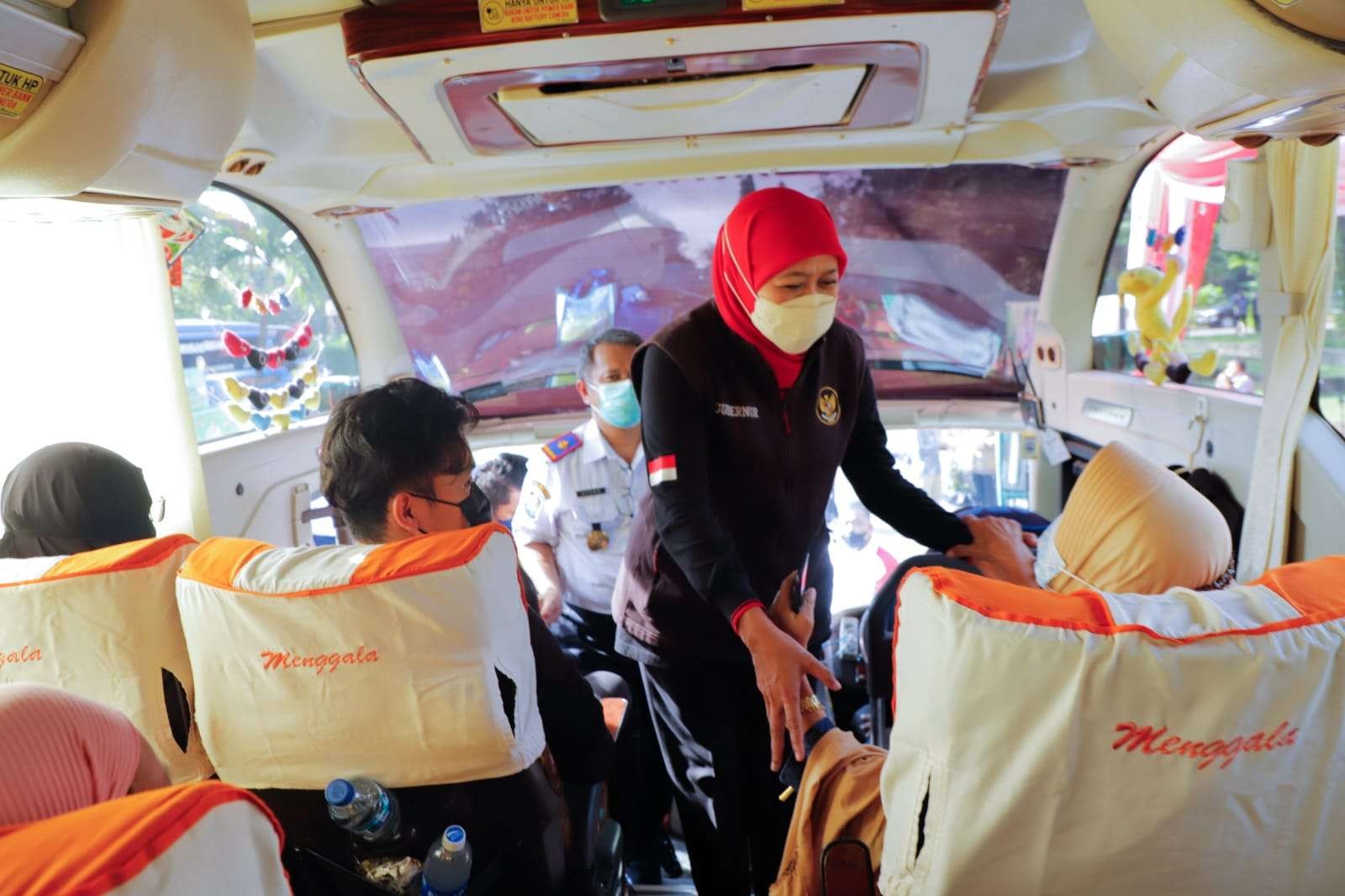 Gubernur Jawa Timur Khofifah Indar Parawansa menyapa pemudik yang akan menuju kampung halaman. (Foto: Istimewa)