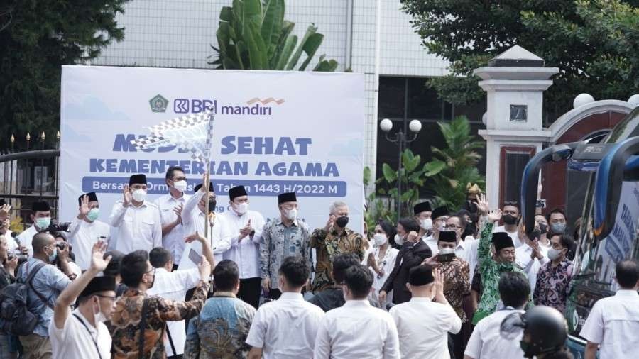 Wamenag Zainut Tauhid Sa'adi melepas keberangkatan 900 pemudik yang turut serta dalam program Mudik Sehat Kemenag, Senin 25 April 2022. (Foto: Kemenag)