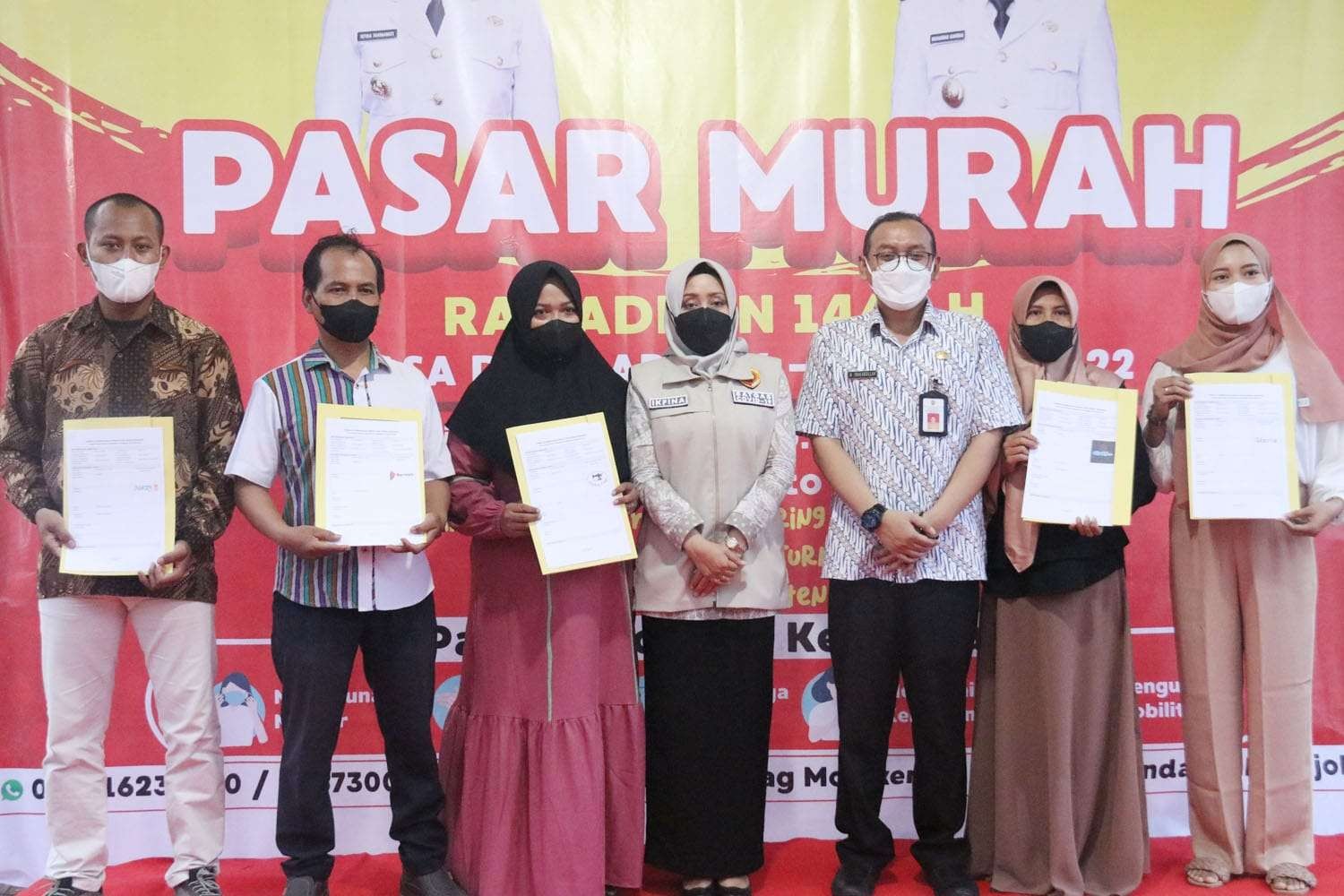 Bupati Mojokerto Ikfina Fahmawati (tengah) menghadiri Pasar Murah Ramadan di Desa Mlirip, Selasa 26 April 2022. (Foto: Istimewa)