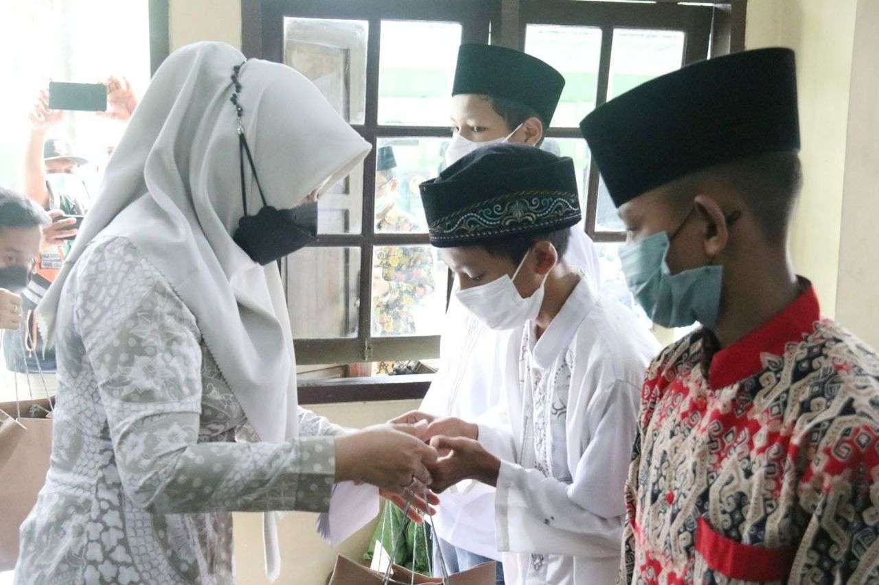 Bupati Mojokerto Ikfina Fahmawati menyantuni anak yatim di Mojosari. (Foto: ist)