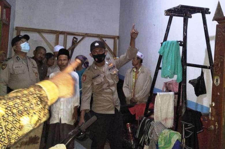 Petugas Polsek Rogojampi mengecek lokasi korban melakukan gantung diri (foto:istimewa)