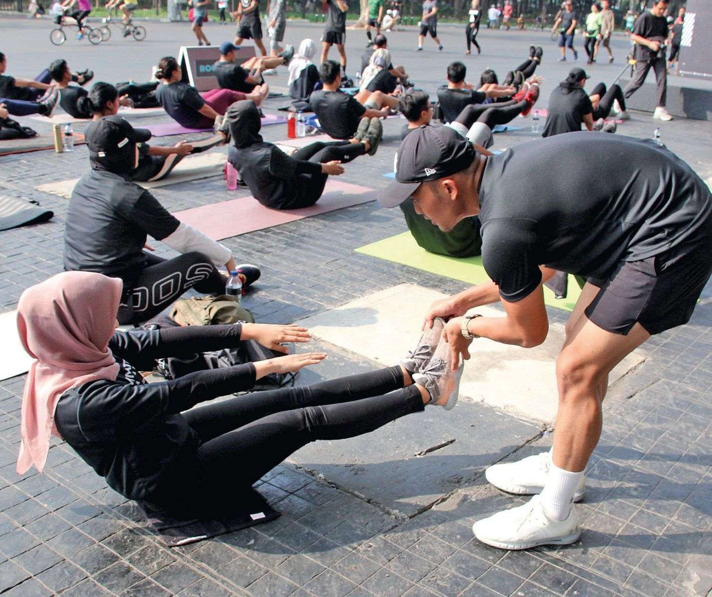 Ilustrasi gerakan HIIT kardio yang ampuh untuk membakar lemak setelah berbuka puasa. (Foto: Istimewa)