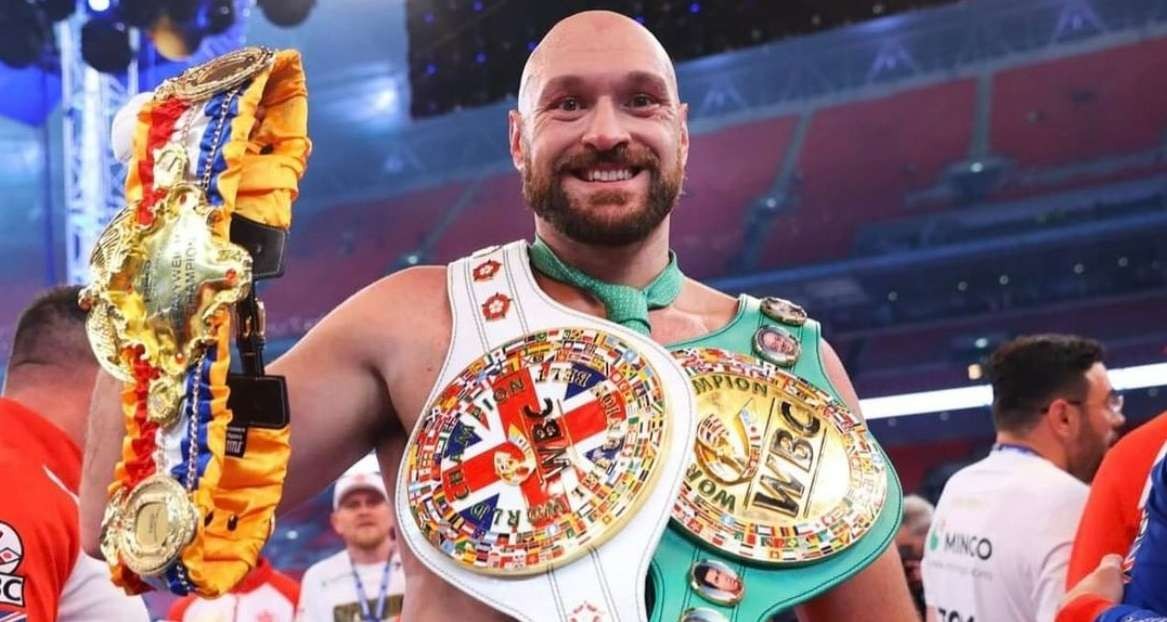 Tyson Fury menunjukkan sabuk juara yang telah dia pertahankan setelah ia mengalahkan Dillian Whyte, Sabtu 23 April 2022 di Wembley. (Foto: Twitter/@Tyson_Fury).