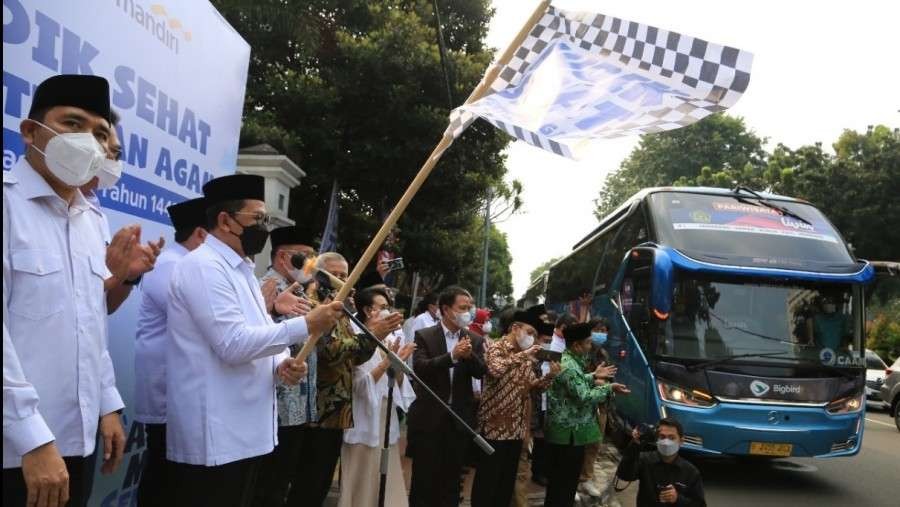 Wamenag lepas mudik sehat 1443H di depan Kantor Kemenag Jalan Lapangan Banteng Barat Jakarta. (Foto: Kemenag)