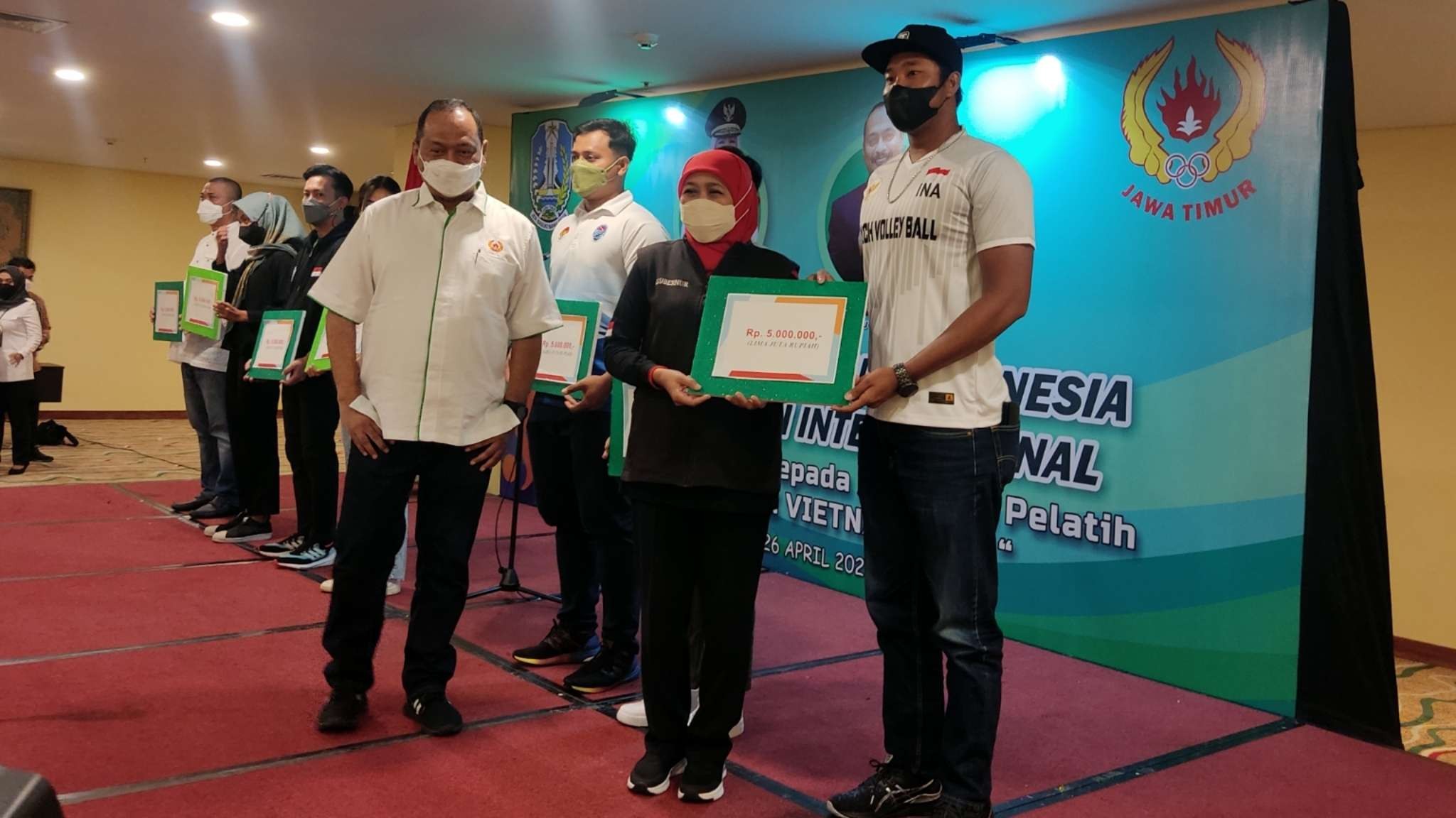 Gubernur Jatim, Khofifah Indar Parawansa saat memberikan uang saku kepada atlet yang akan berangkat ke SEA Games Vietnam 2022 di Hotel Sultan, Jakarta, Selasa 26 April 2022. (Foto: Fariz Yarbo/Ngopibareng.id)