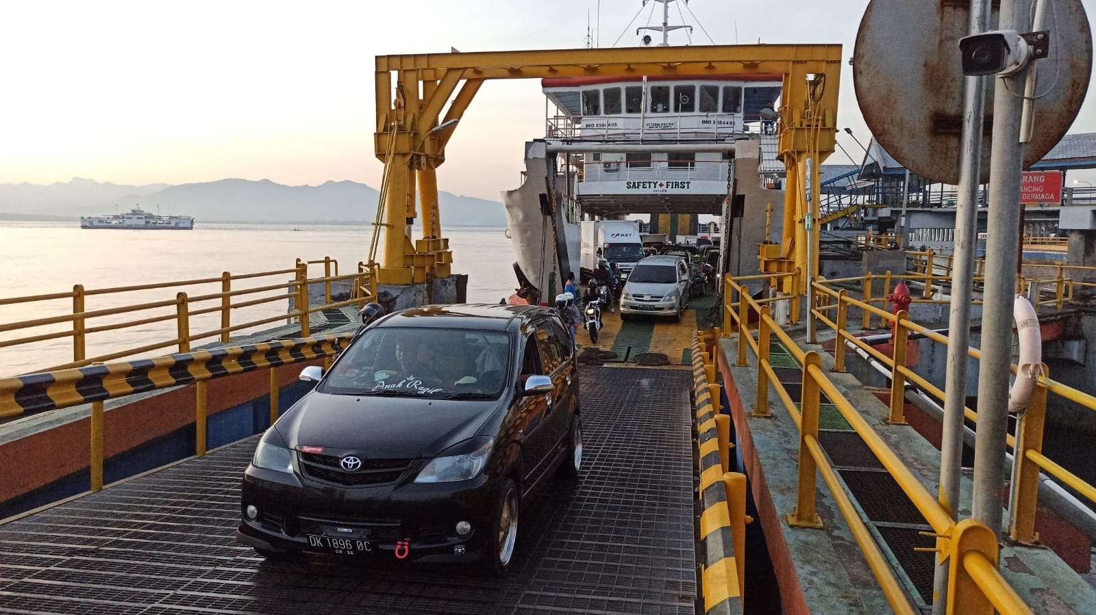 Sejumlah kendaraan keluar dari Bali turun di dermaga MB II Pelabuhan Ketapang, Banyuwangi, Jawa Timur. (Foto: Muh Hujaini/Ngopibareng.id)