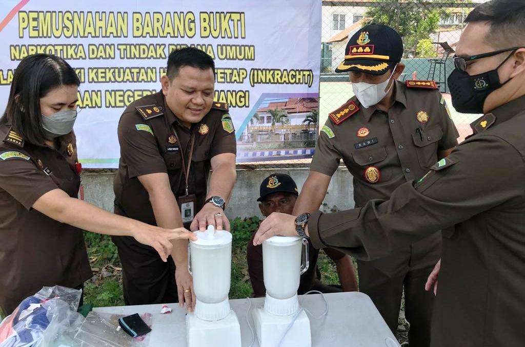 Barang bukti pil trex dimusnahkan dengan cara diblender dan kemudian dibuang ke lubang yang telah dibuat (foto:istimewa)